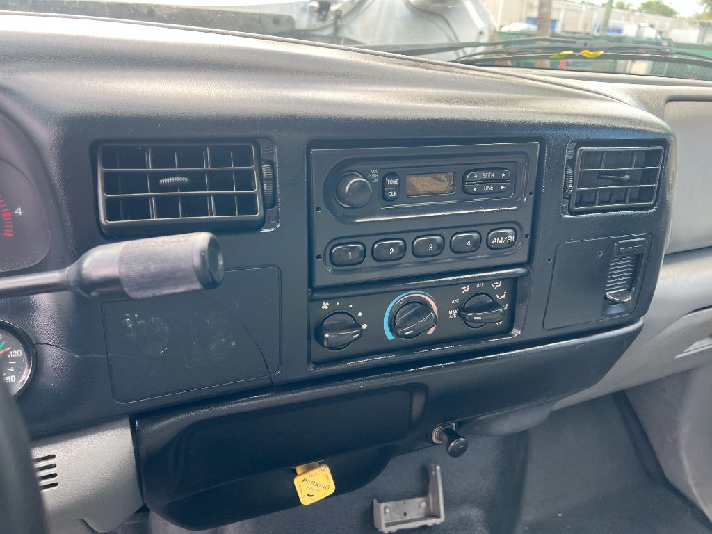 2002 Ford F-750 - Photo 12