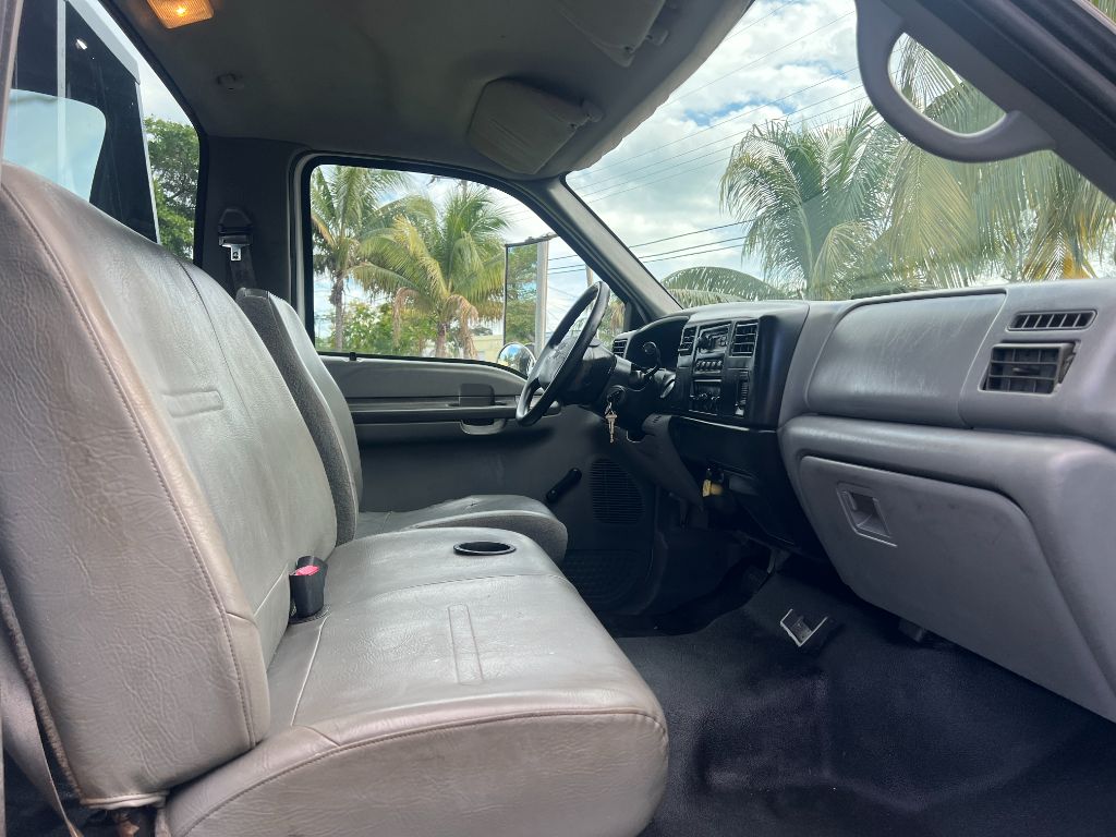 2002 Ford F-750 - Photo 13