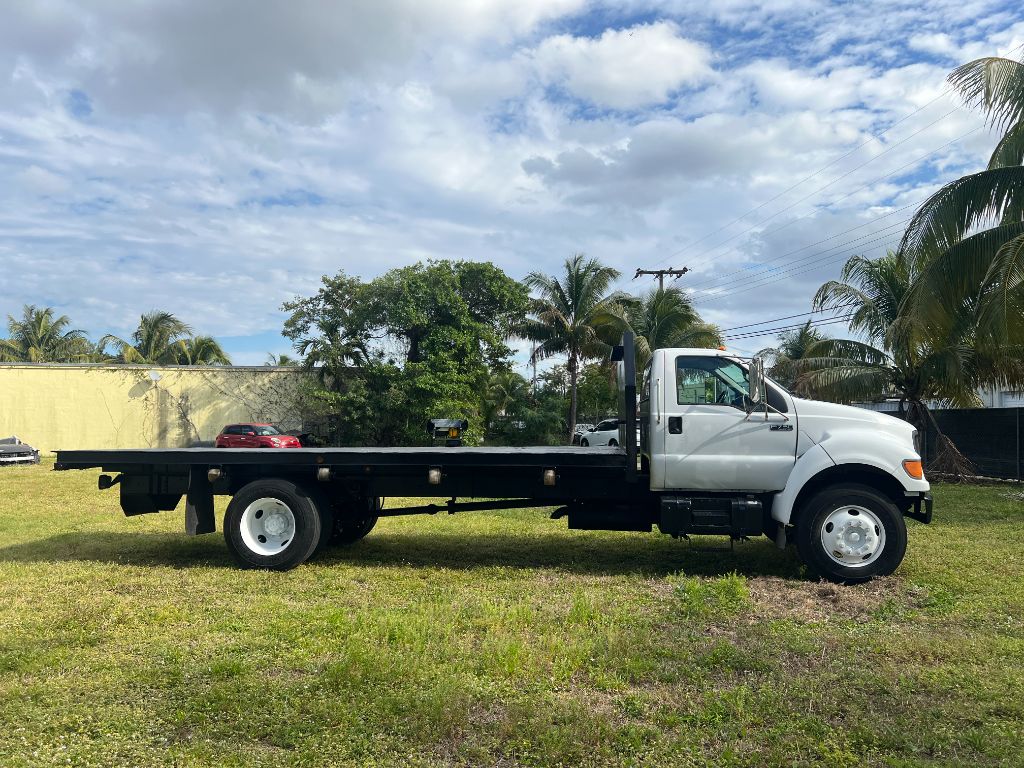 2002 Ford F-750 - Photo 8
